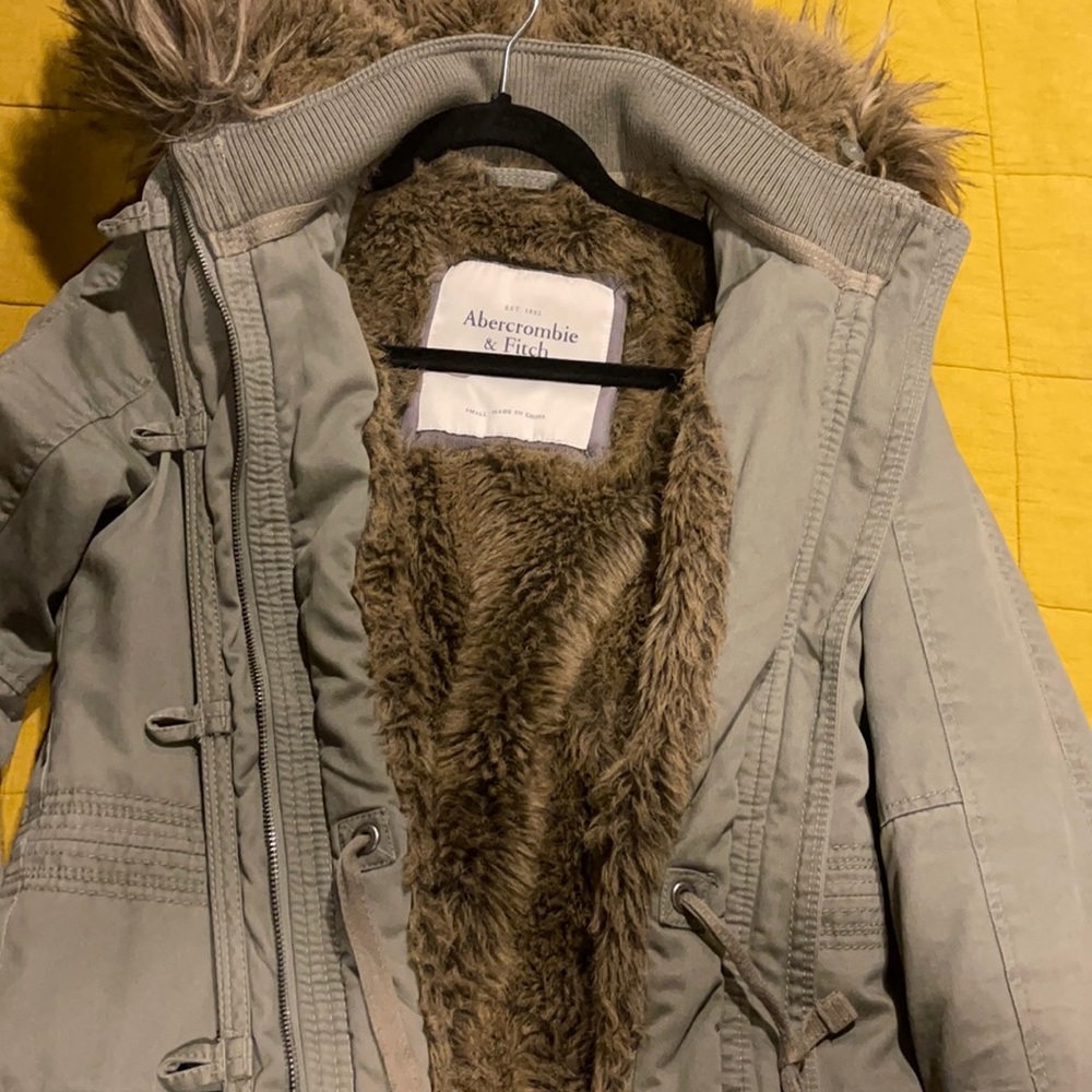 Beautiful coat but to small like new